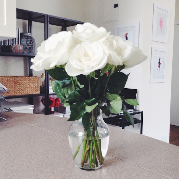 white roses, apartment decor